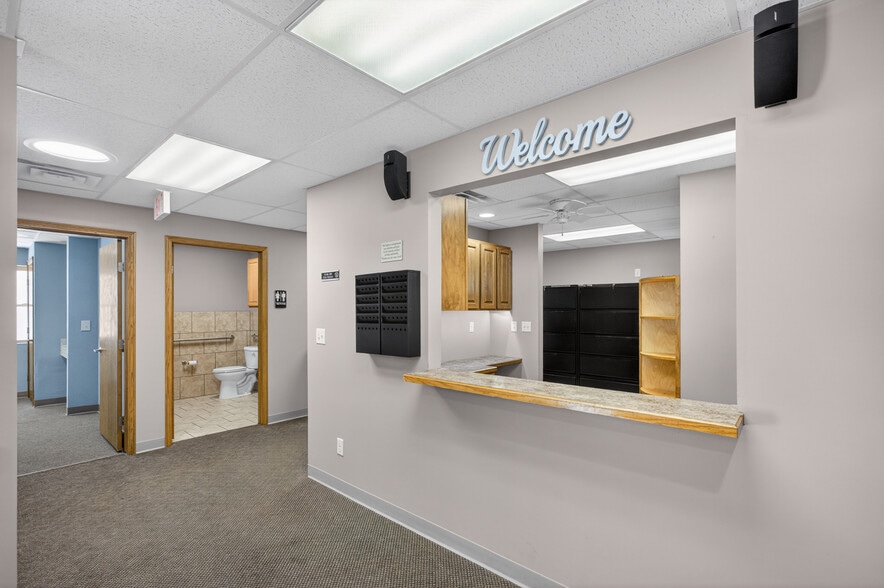 More Photos Of 133 N Glendale St, Wichita Office For Sale