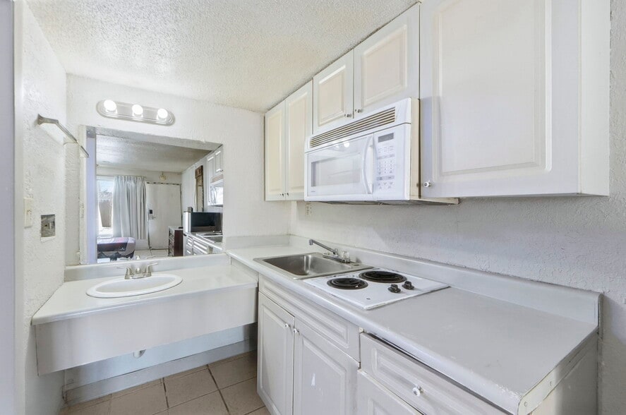 More Photos Of 3527 W Coliseum Blvd, Fort Wayne Hotel For Sale
