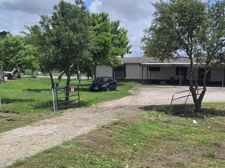 More Photos Of 8235 Hasting Cannon Rd, Alvin Land For Sale