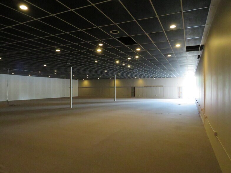 More Photos Of 110 E Waverly St, Morris Unknown For Lease