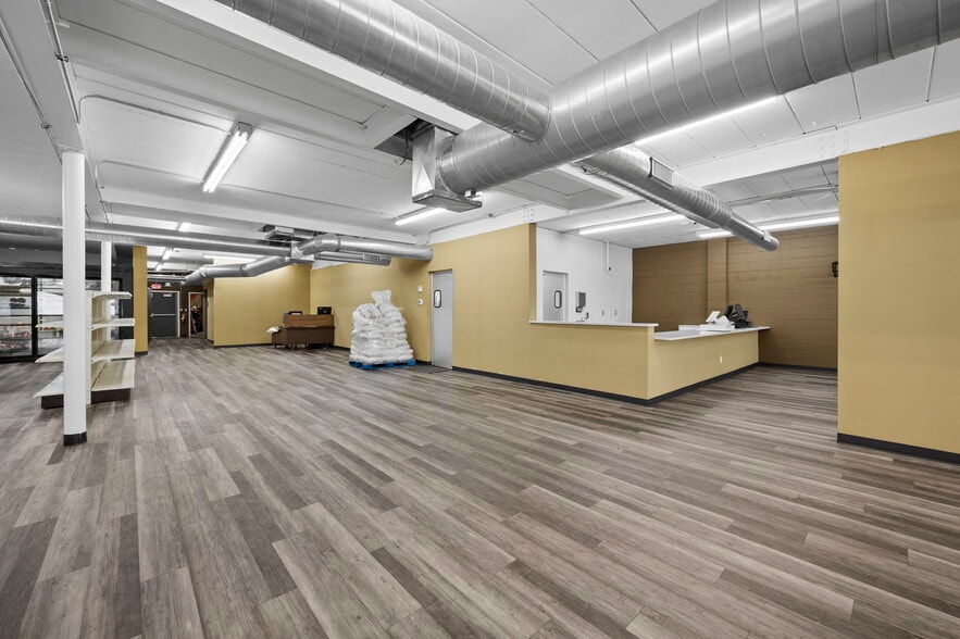 More Photos Of 755 N Snelling Ave N, Saint Paul Storefront For Lease