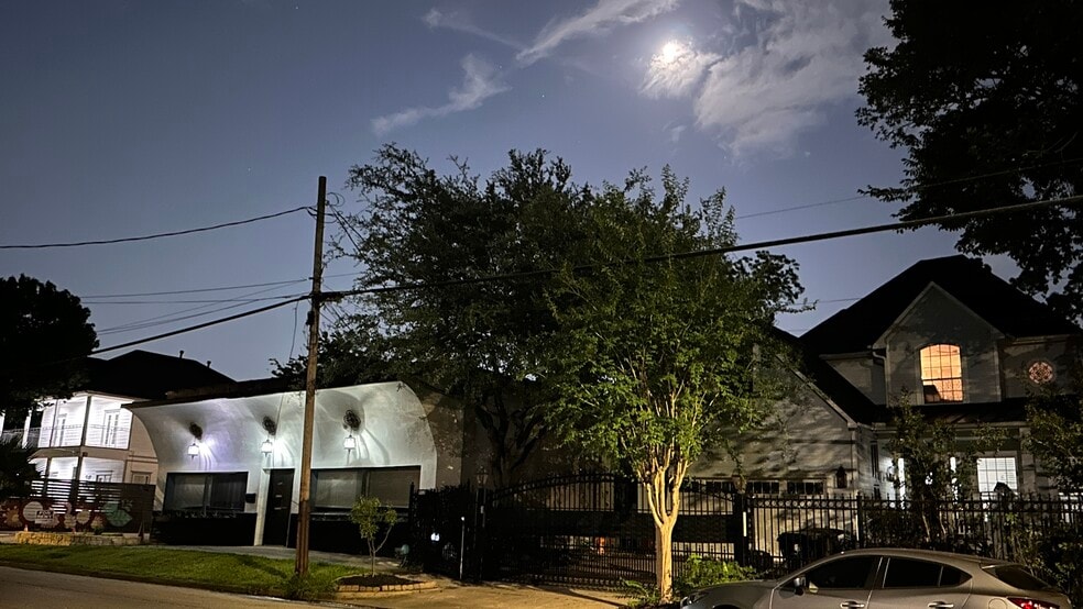 More Photos Of 508 Pecore St, Houston Freestanding For Lease