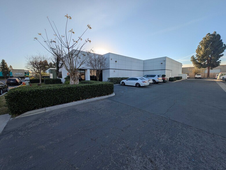 More Photos Of 536 W Southern Ave, Orange Manufacturing For Lease