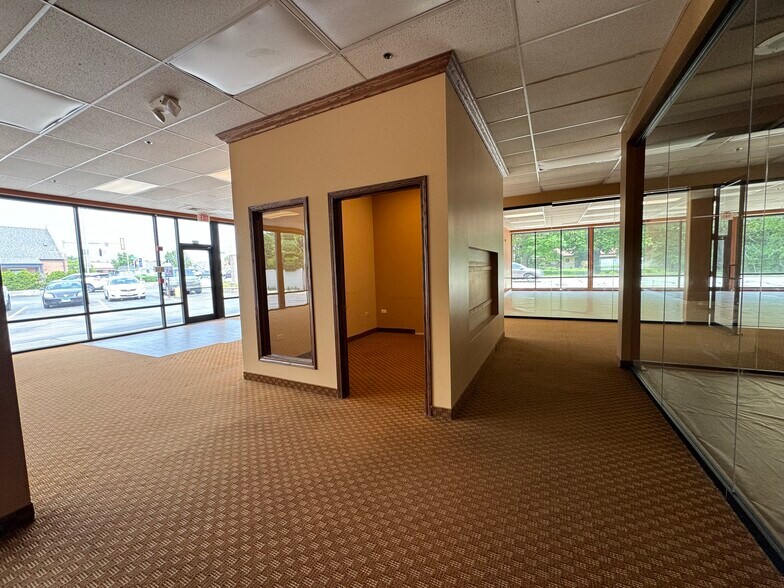 More Photos Of 827 N Washington St, Naperville Freestanding For Lease