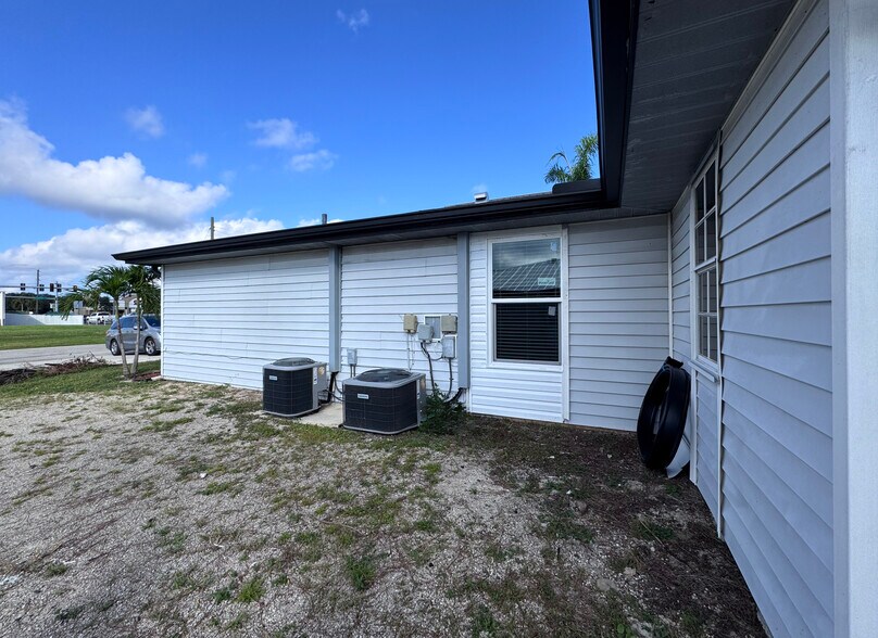 More Photos Of 7320 Sanibel Blvd, Fort Myers Medical For Sale