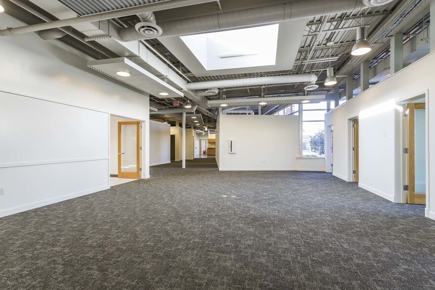 More Photos Of 900 Spring St, Jeffersonville Medical For Lease