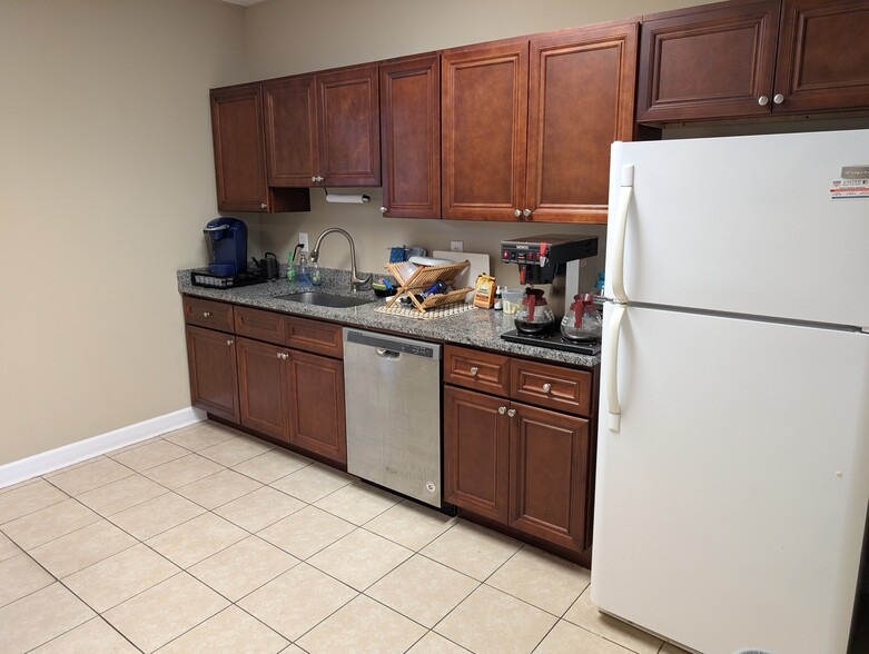 More Photos Of 729 Thimble Shoals Blvd, Newport News Office For Sale