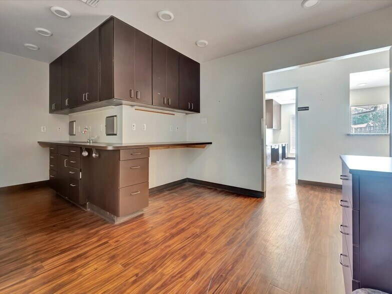 More Photos Of 1702 E Denman Ave, Lufkin Medical For Lease