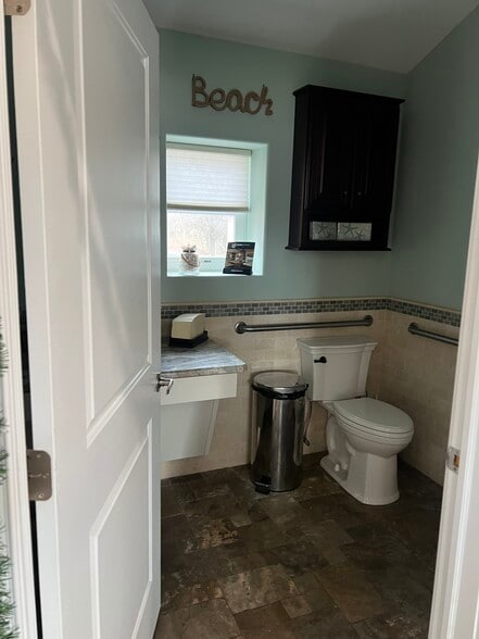 More Photos Of 138 N County Line Rd, Jackson Office For Sale