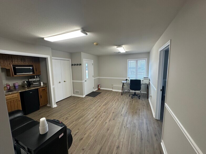 More Photos Of 20604 Burl Ct, Joliet Manufacturing For Sale