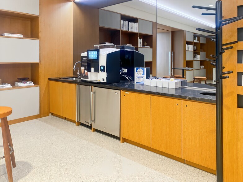 More Photos Of 110 N Wacker Dr, Chicago Coworking Space