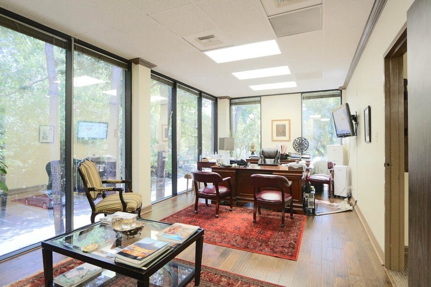 More Photos Of 2020 N Loop Fwy W, Houston Office For Lease