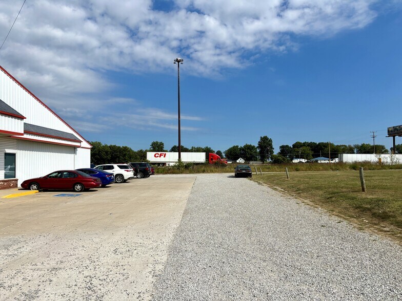 More Photos Of 825 New York Dr, Vandalia Storefront Retail Office For Sale
