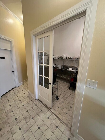 More Photos Of 119 E 5th St, Bonham Restaurant For Sale