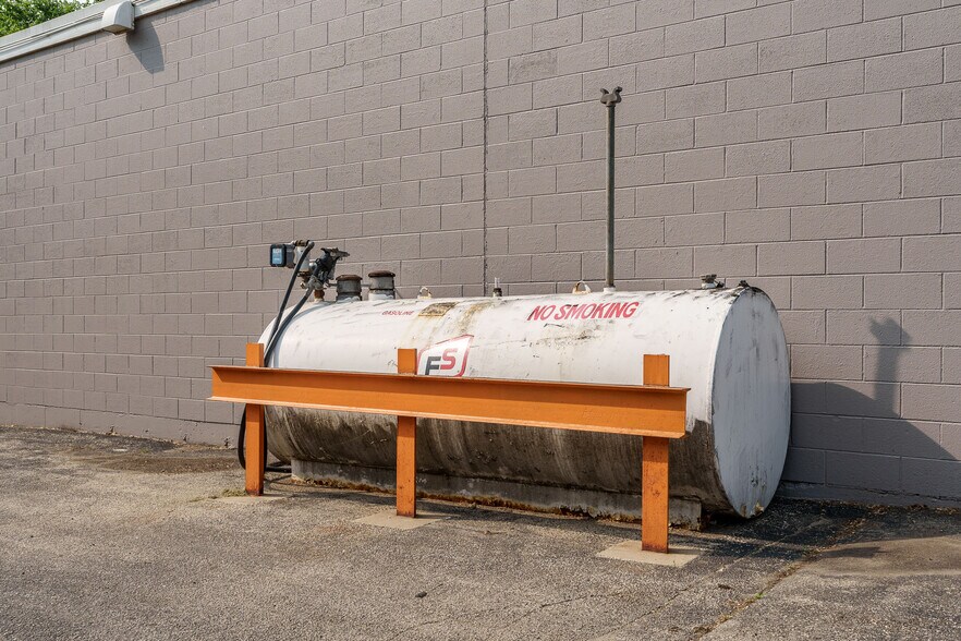 More Photos Of 415 N 3rd St, Rockford Light Distribution For Sale