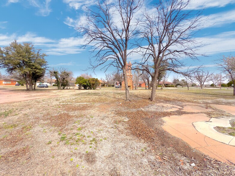 More Photos Of 1015 E Broadway St, Altus Land For Sale