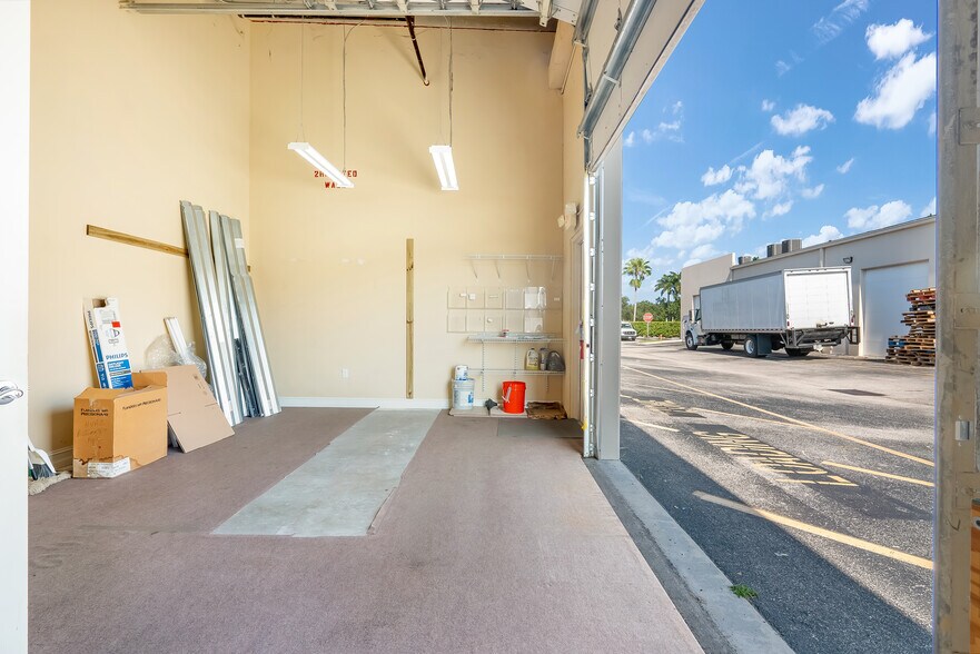 More Photos Of 2433-2463 Quantum Blvd, Boynton Beach Showroom For Lease