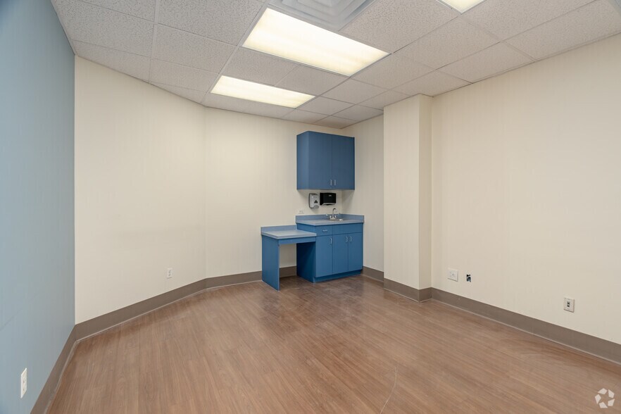 More Photos Of 211-20 Union Tpke, Oakland Gardens Storefront Retail Office For Lease