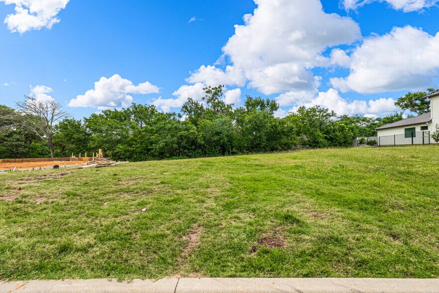 More Photos Of The Enclave, Waco Land For Sale