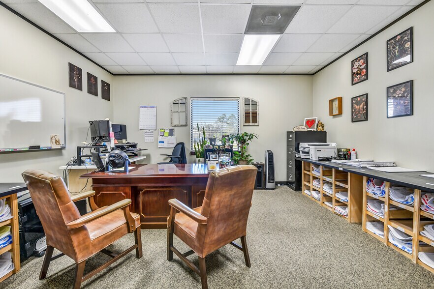 More Photos Of 2401 Parkwood Ave, Friendswood Office For Sale