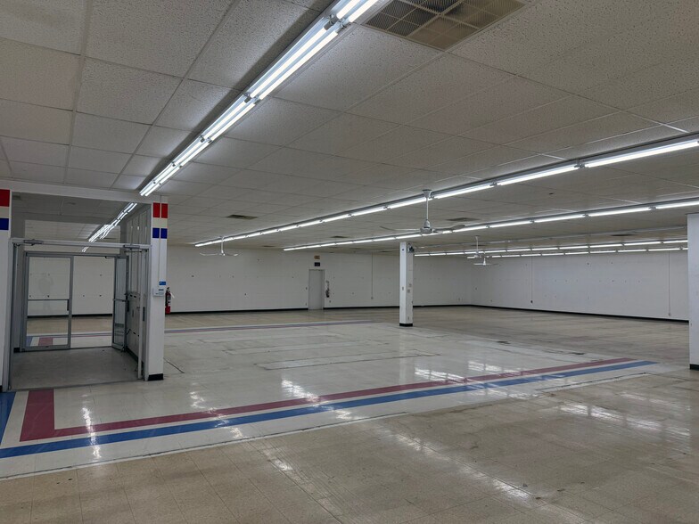 More Photos Of 10801 Blondo St, Omaha General Retail For Sale