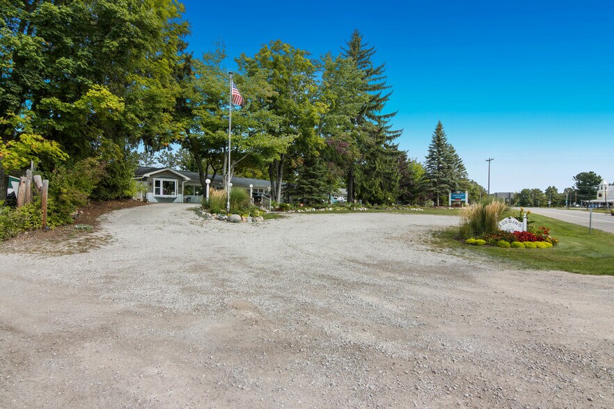 More Photos Of 4871 U.S. 31, Eastport Hotel For Sale