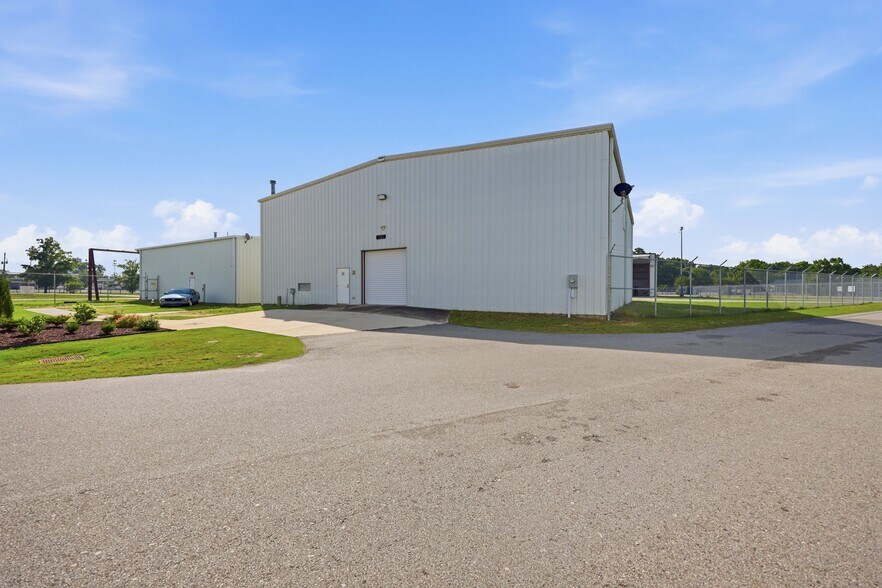 More Photos Of 1131 Memorial Dr, Greenville Airplane Hangar For Lease