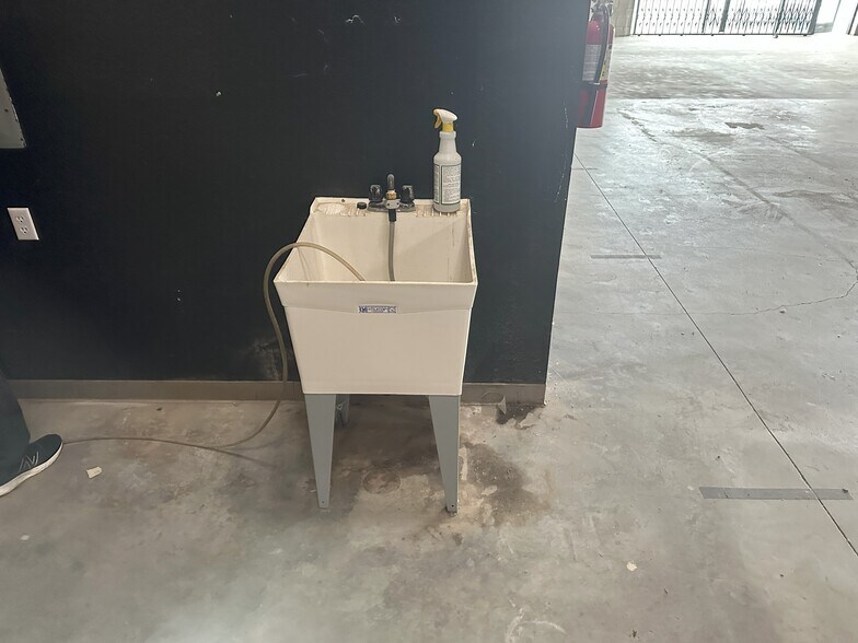 More Photos Of State Hwy 371, Anza Light Distribution For Lease