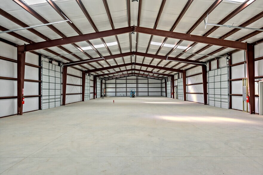 More Photos Of 1033 Sales Dr, Waxahachie General Retail For Lease