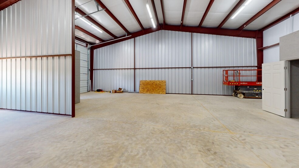 More Photos Of 10263 US Highway 69 N, Tyler Warehouse For Lease