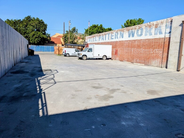 More Photos Of 5916 Lillian St, Los Angeles Industrial For Lease