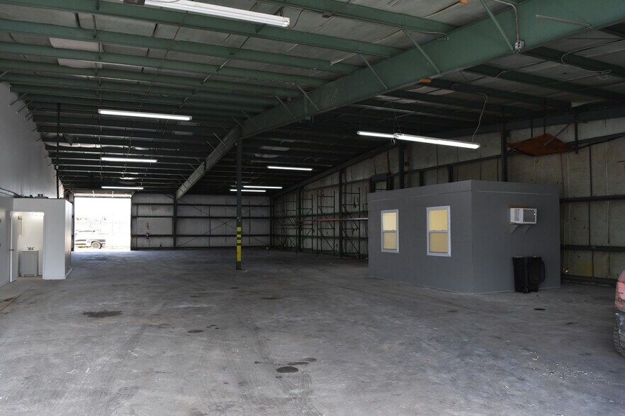 More Photos Of 12295 Automobile Blvd, Clearwater Warehouse For Lease