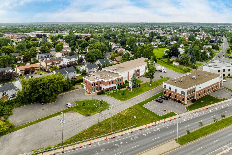 More Photos Of 2686 Ch de la Petite-Côte, Laval Light Distribution For Sale