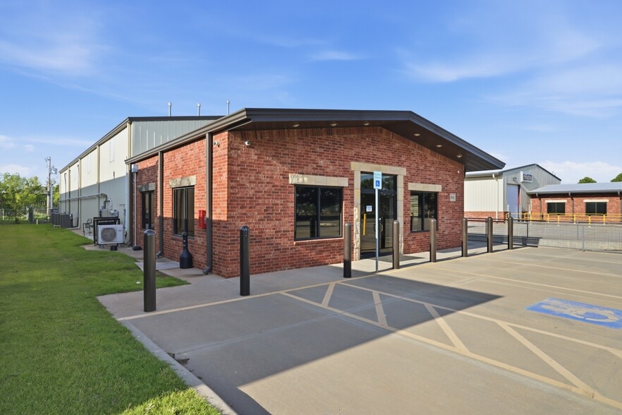 Primary Photo Of 416 NE 145th Pl, Edmond Warehouse For Lease