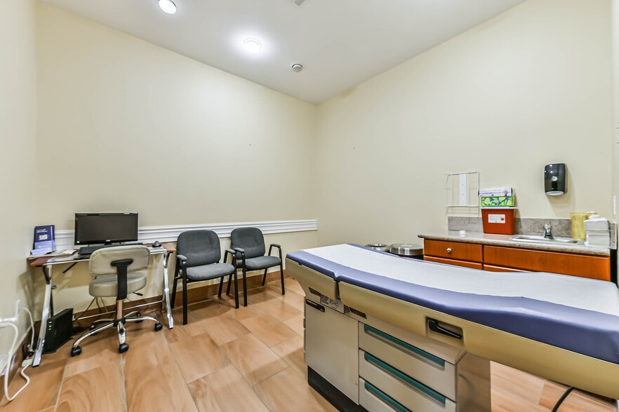 More Photos Of 1111 S Friendswood Dr, Friendswood Office For Lease