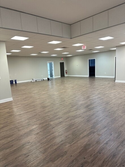 More Photos Of 12410 W Horseshoe Dr, New Lenox Office For Lease