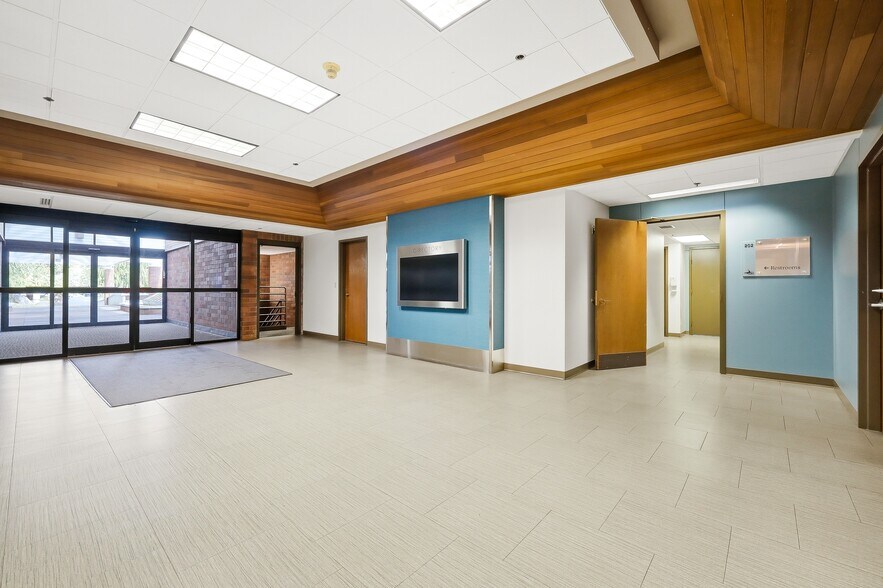 More Photos Of 500 NE Lilly Rd, Olympia Medical For Lease