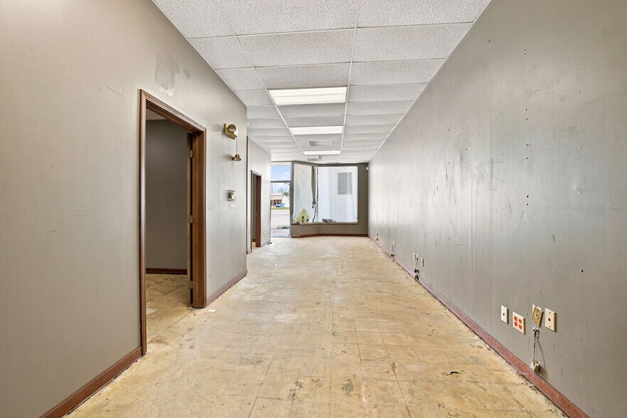 More Photos Of 692 Theodore St, Joliet Storefront For Lease