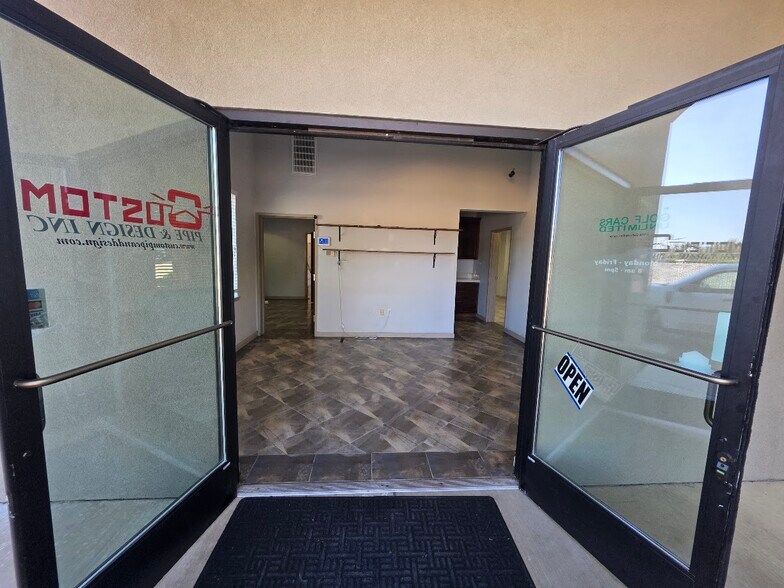 More Photos Of 500 Delano Dr, Oakdale Showroom For Lease