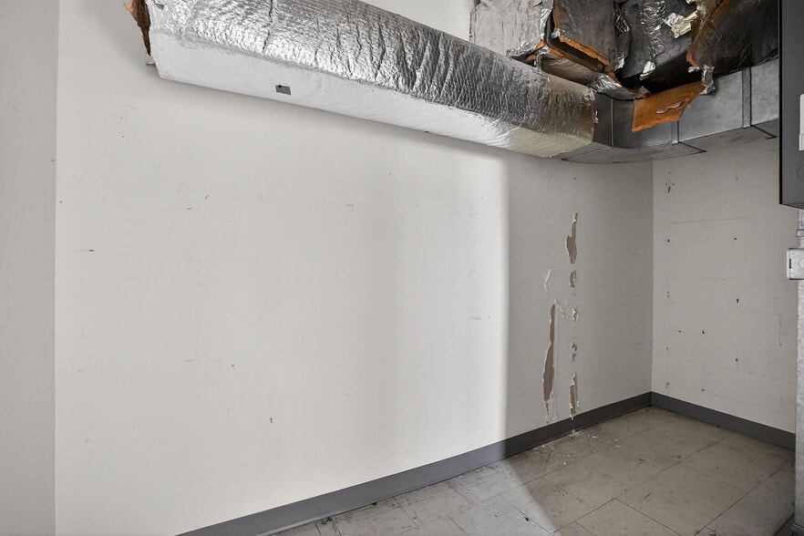 More Photos Of 812 Dundas St, London Freestanding For Sale