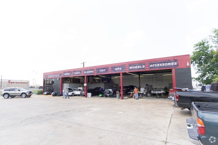 More Photos Of 10206 North Fwy, Houston Auto Repair For Sale