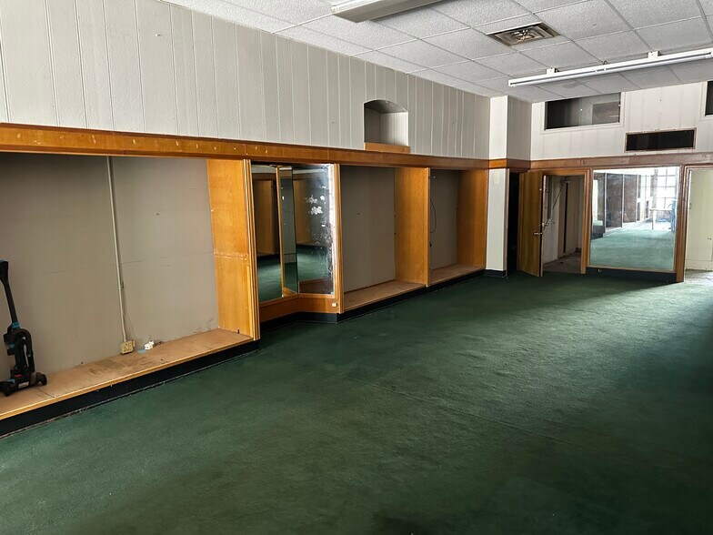 More Photos Of 10 E Main St, Shawnee Storefront For Lease