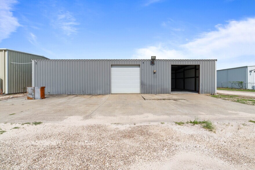 More Photos Of 2404 N US Highway 281, Alice Flex For Lease