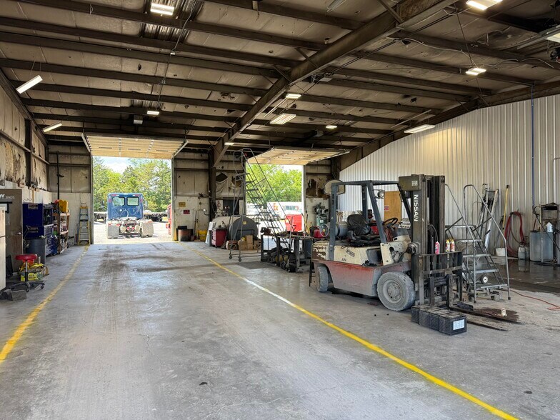 More Photos Of 140 Storage Solutions Ln, White Post Warehouse For Lease