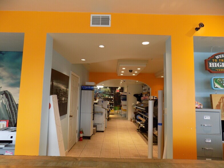 More Photos Of 417 Sheridan Rd, Highwood Storefront Retail Residential For Lease