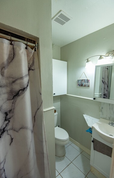 More Photos Of 2250 W Palm Ave, Hialeah Office For Sale