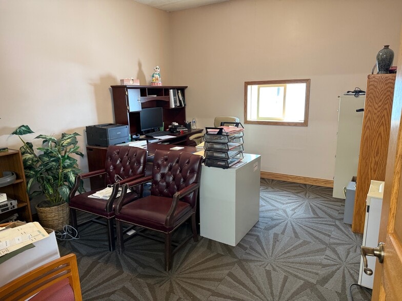 More Photos Of 1651 S 11th St, Nebraska City Showroom For Sale