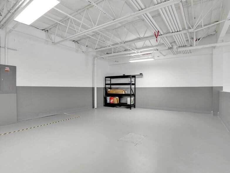 More Photos Of 8801 Business Park Dr, Fort Myers Warehouse For Lease