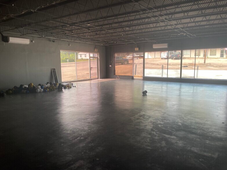 More Photos Of 4099 Spring st, Pinson Showroom For Sale