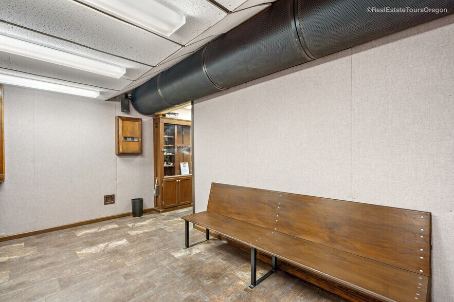 More Photos Of 10791 Oak St NE, Donald Showroom For Sale